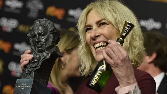 Susi Sánchez posa con el galardón a Mejor actriz protagonista Susi Sánchez posa con el galardón a Mejor actriz protagonista