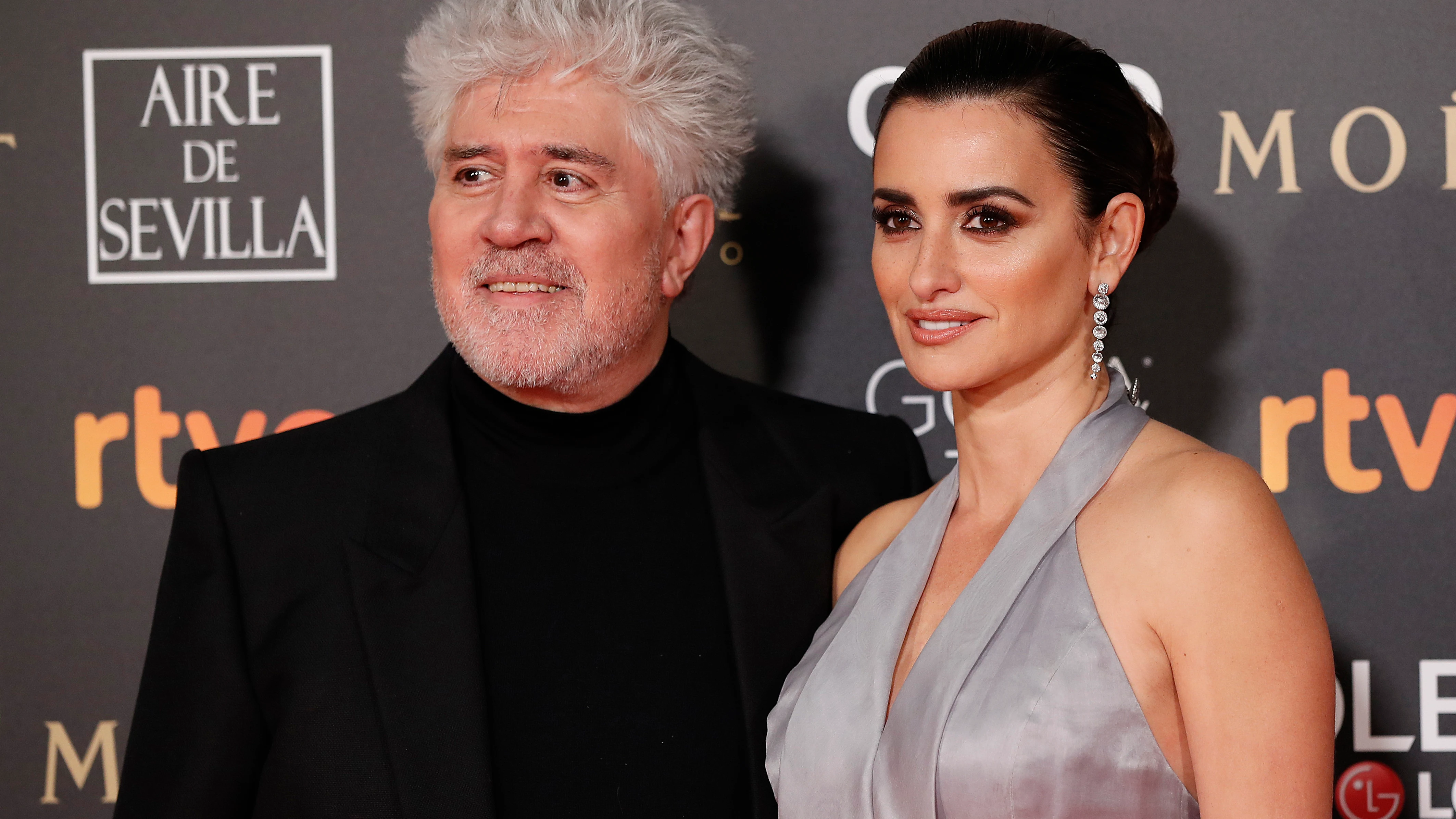 Penélope Cruz y Pedro Almodóvar durante los Premios Goya 2019