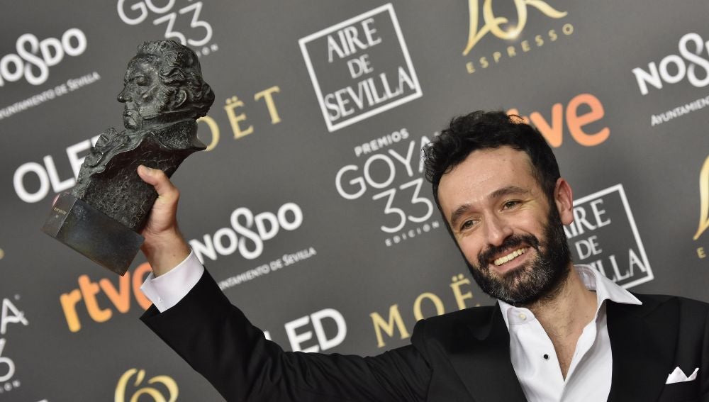 El director Rodrigo Sorogoyen posa con el Goya a Mejor dirección