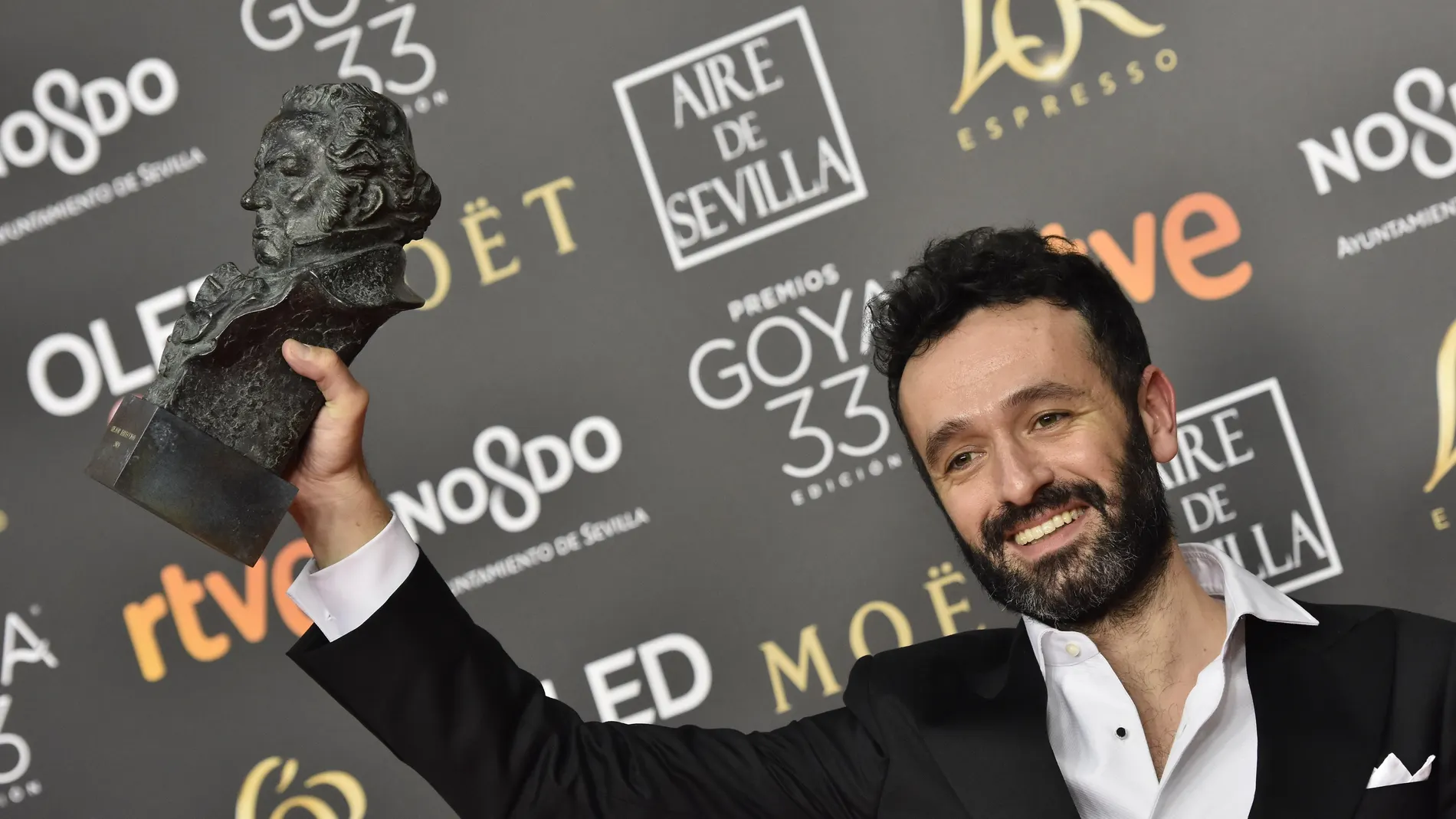 El director Rodrigo Sorogoyen posa con el Goya a Mejor dirección