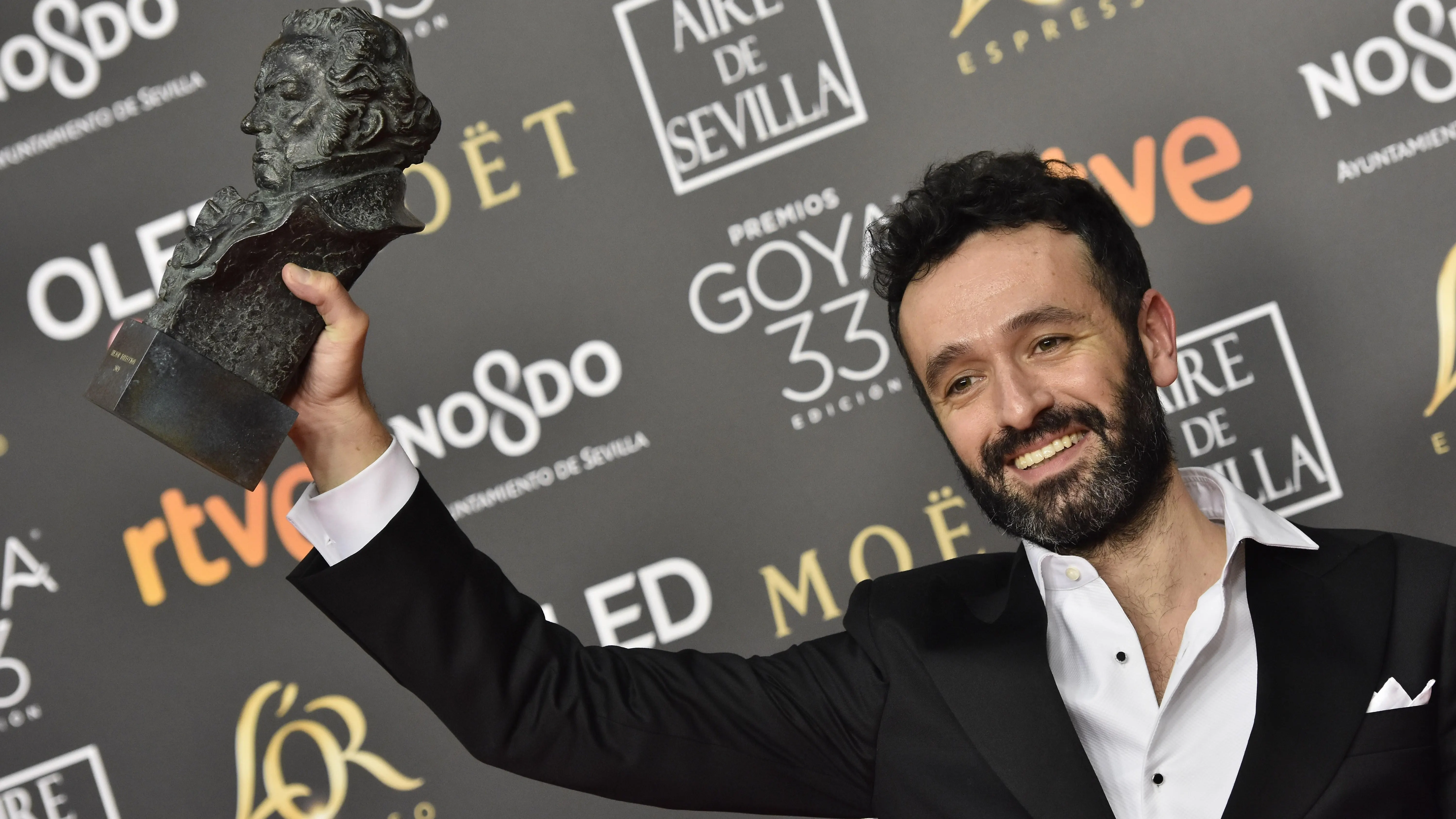 El director Rodrigo Sorogoyen posa con el Goya a Mejor dirección