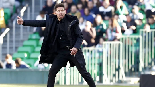 Simeone trata de dar indicaciones en la banda Simeone trata de dar indicaciones en la banda
