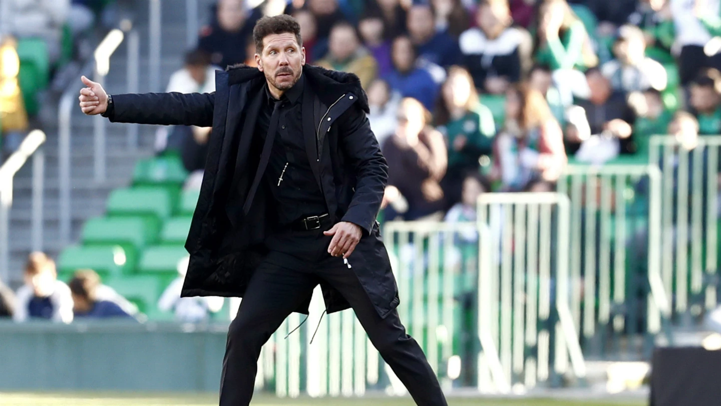 Simeone trata de dar indicaciones en la banda Simeone trata de dar indicaciones en la banda