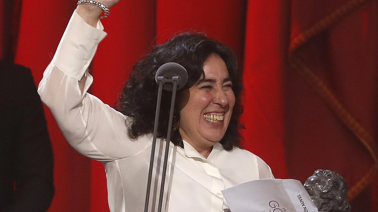 La realizadora Arantxa Echevarria tras recibir el premio a "Mejor dirección novel" por su película "Carmén y Lola" La realizadora Arantxa Echevarria tras recibir el premio a "Mejor dirección novel" por su película "Carmén y Lola"