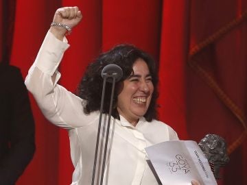 La realizadora Arantxa Echevarria tras recibir el premio a "Mejor dirección novel" por su película "Carmén y Lola" La realizadora Arantxa Echevarria tras recibir el premio a "Mejor dirección novel" por su película "Carmén y Lola"