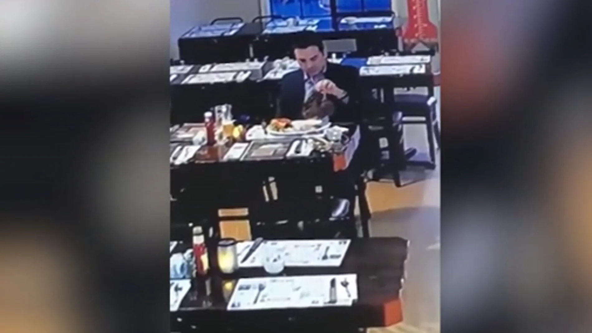 Graban a un hombre robando un chuletón y huyendo de un restaurante sin pagar