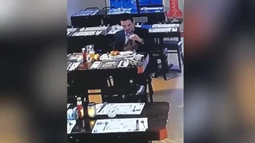 Graban a un hombre robando un chuletón y huyendo de un restaurante sin pagar