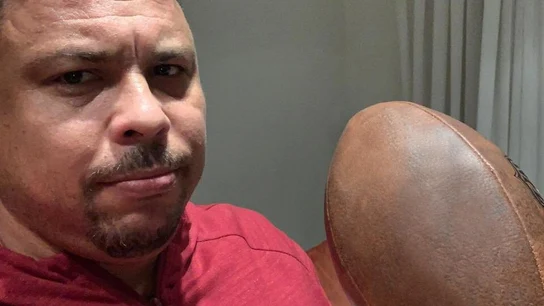 Ronaldo Nazario posa con un balón de fútbol americano Ronaldo Nazario posa con un balón de fútbol americano