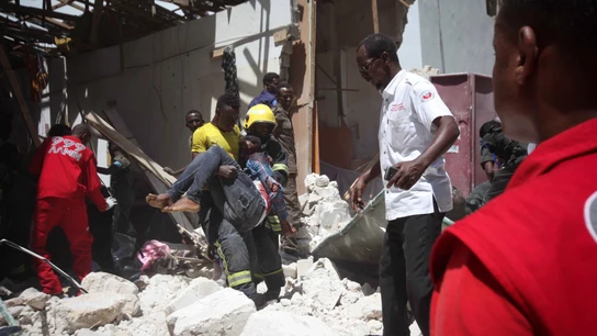 Un bombero somalí retira el cadáver de una víctima tras la explosión en Mogadiscio Un bombero somalí retira el cadáver de una víctima tras la explosión en Mogadiscio