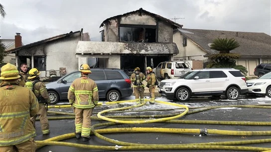 Los bomberos acuden al lugar del accidente en una vivienda en California Los bomberos acuden al lugar del accidente en una vivienda en California