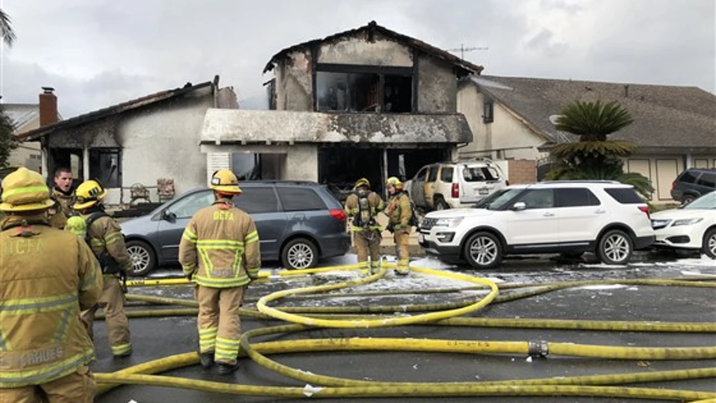 Los bomberos acuden al lugar del accidente en una vivienda en California Los bomberos acuden al lugar del accidente en una vivienda en California