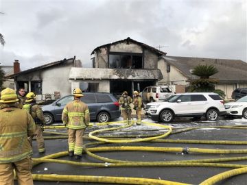 Los bomberos acuden al lugar del accidente en una vivienda en California Los bomberos acuden al lugar del accidente en una vivienda en California