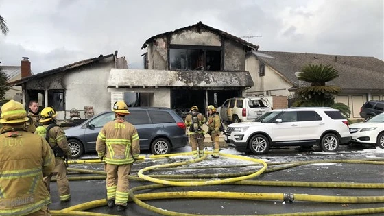 Los bomberos acuden al lugar del accidente en una vivienda en California