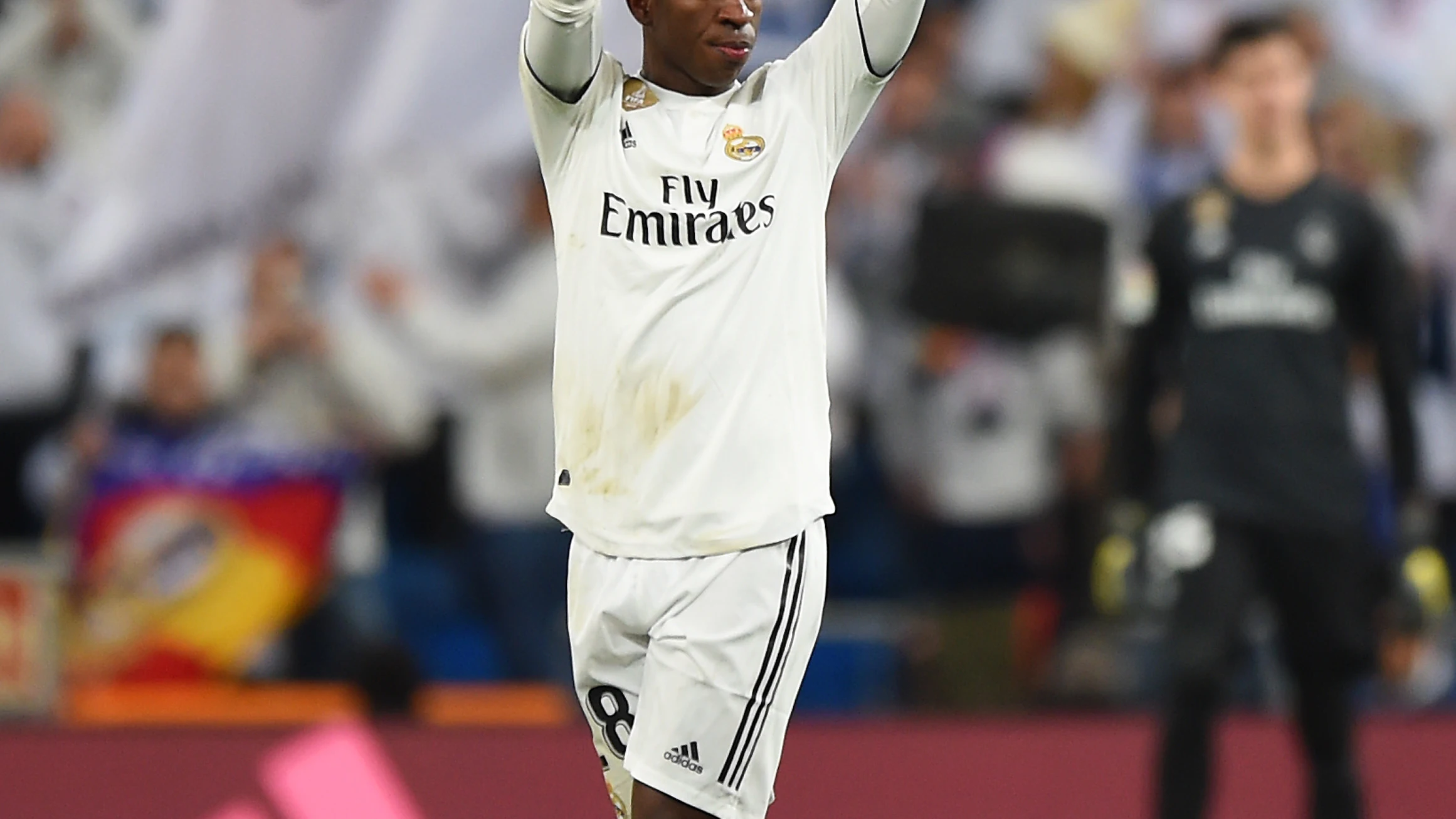 Vinicius aplaude a la afición del Real Madrid