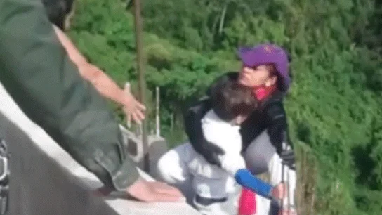 Una mujer extorsionada se lanza con su hijo desde un puente de 100 metros de altura Una mujer extorsionada se lanza con su hijo desde un puente de 100 metros de altura