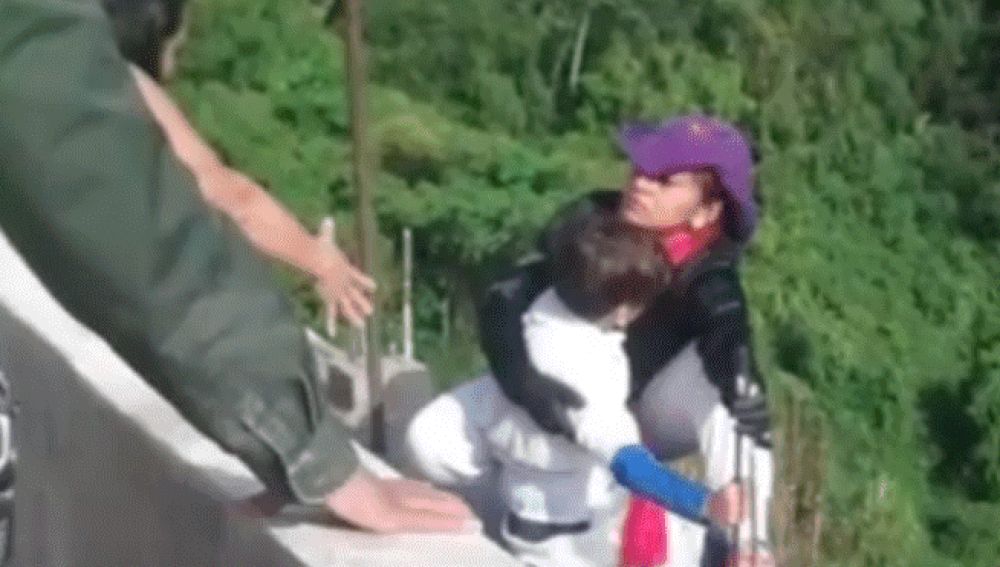 Una mujer extorsionada se lanza con su hijo desde un puente de 100 metros de altura