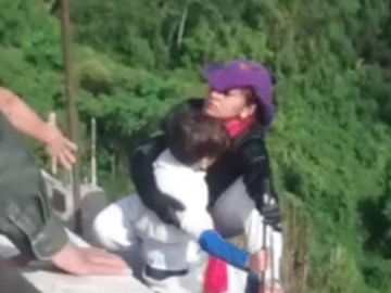 Una mujer extorsionada se lanza con su hijo desde un puente de 100 metros de altura Una mujer extorsionada se lanza con su hijo desde un puente de 100 metros de altura