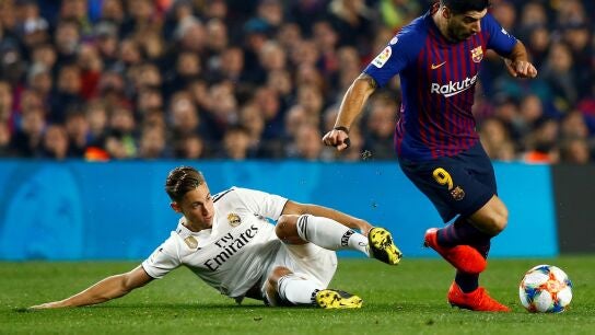 Marcos Llorente se tira al c&eacute;sped para intentar defender una acci&oacute;n