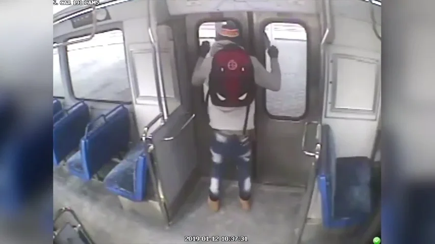 El angustioso momento en el que un padre pierde a su bebé en un tren por bajarse a fumar