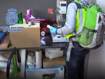 La Policía Nacional registra el laboratorio La Policía Nacional registra el laboratorio