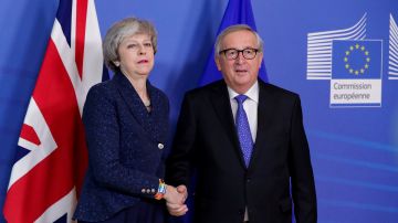 El presidente de la Comisión Europea, Jean-Claude Juncker, y la primera ministra británica, Theresa May