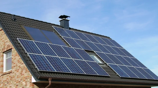 Placas solares en un tejado (Archivo) Placas solares en un tejado (Archivo)