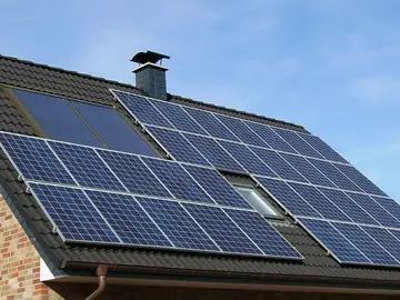 Placas solares en un tejado (Archivo)