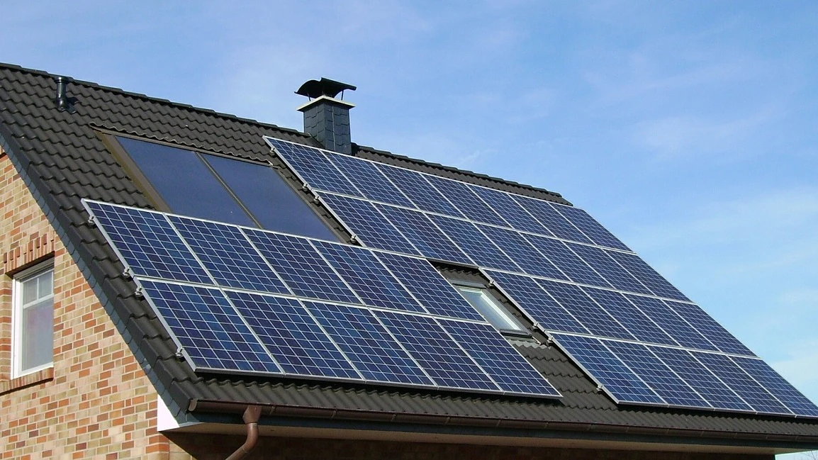 Placas solares en un tejado (Archivo)