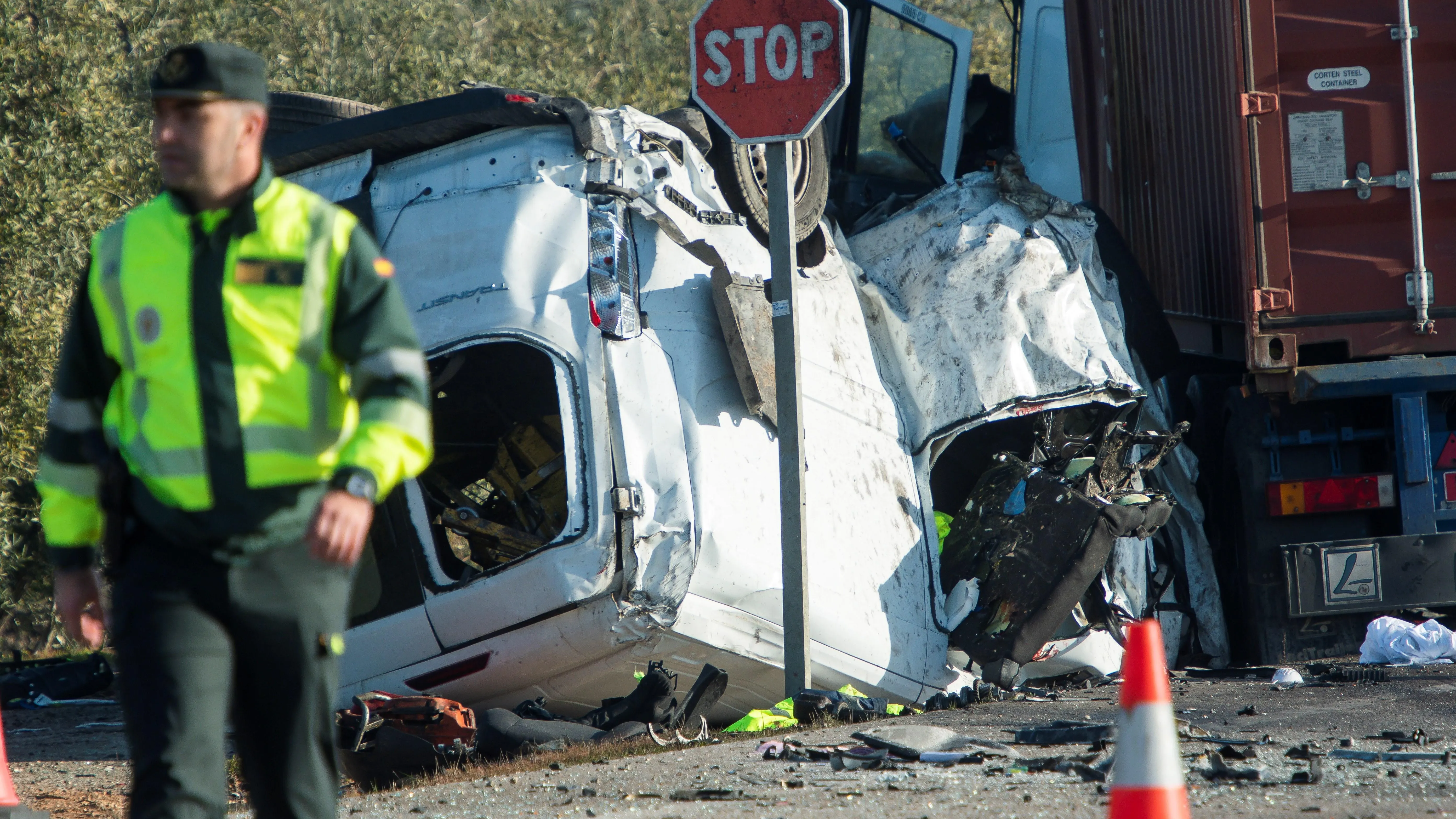 Vista del turismo siniestrado tras chocar con un camión en la carretera A-394 en Utrera (Sevilla)