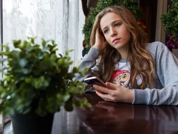 Tú esperando a que esa persona te conteste a un mensaje… que le has mandado varias veces Tú esperando a que esa persona te conteste a un mensaje… que le has mandado varias veces