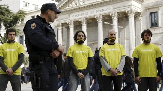 Manifestantes protestan frente al Congreso contra la Ley Mordaza Manifestantes protestan frente al Congreso contra la Ley Mordaza