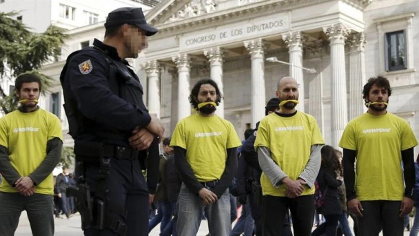 Manifestantes protestan frente al Congreso contra la Ley Mordaza Manifestantes protestan frente al Congreso contra la Ley Mordaza