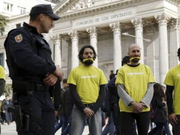 Manifestantes protestan frente al Congreso contra la Ley Mordaza Manifestantes protestan frente al Congreso contra la Ley Mordaza