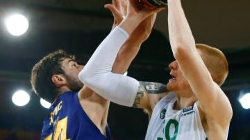 Ante Tomic defiende a Aaron White