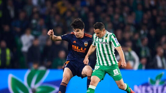 Soler y Guardado se disputan la posesi&oacute;n del bal&oacute;n