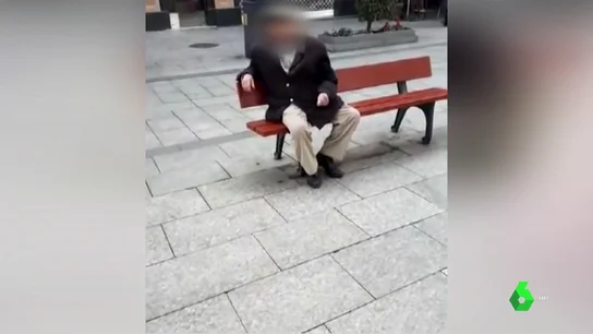 Graban al 'rayacoches' de Vigo en la calle mientras insultaba e intentaba lanzar un adoquín Graban al 'rayacoches' de Vigo en la calle mientras insultaba e intentaba lanzar un adoquín
