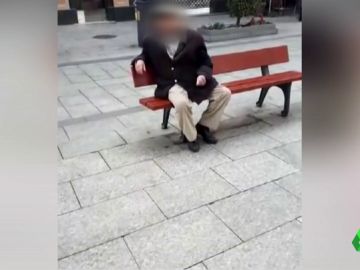 Graban al 'rayacoches' de Vigo en la calle mientras insultaba e intentaba lanzar un adoquín Graban al 'rayacoches' de Vigo en la calle mientras insultaba e intentaba lanzar un adoquín