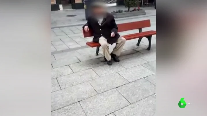 Graban al 'rayacoches' de Vigo en la calle mientras insultaba e intentaba lanzar un adoquín