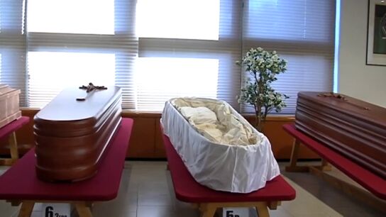 Estafa de los ata&uacute;des: los investigadores creen que incineraban los cuerpos en f&eacute;retros incompletos