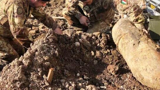 Miembros del ej&eacute;rcito extrayendo las bombas halladas