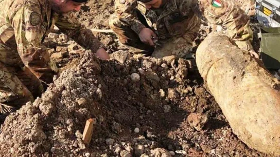 Miembros del ejército extrayendo las bombas halladas Miembros del ejército extrayendo las bombas halladas