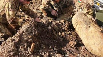 Miembros del ejército extrayendo las bombas halladas