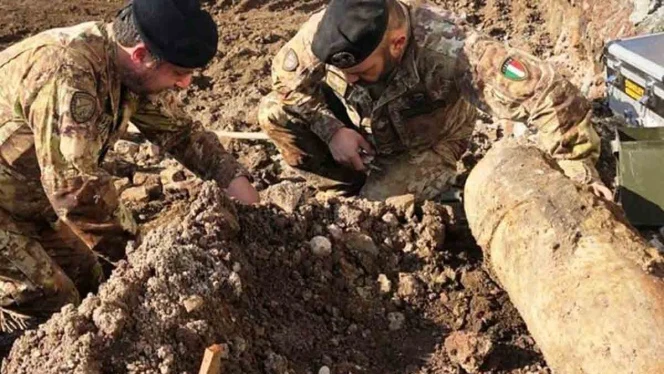 Miembros del ejército extrayendo las bombas halladas