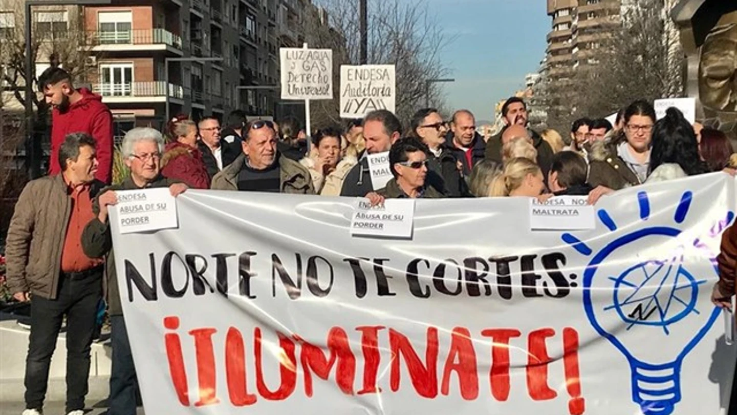 Centenares de vecinos de la zona norte de Granada protestan por los cortes de luz Centenares de vecinos de la zona norte de Granada protestan por los cortes de luz