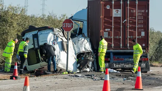 Vista del turismo siniestrado tras chocar con un camión en un accidente de tráfico en la carretera A-394 en Utrera (Sevilla) Vista del turismo siniestrado tras chocar con un camión en un accidente de tráfico en la carretera A-394 en Utrera (Sevilla)