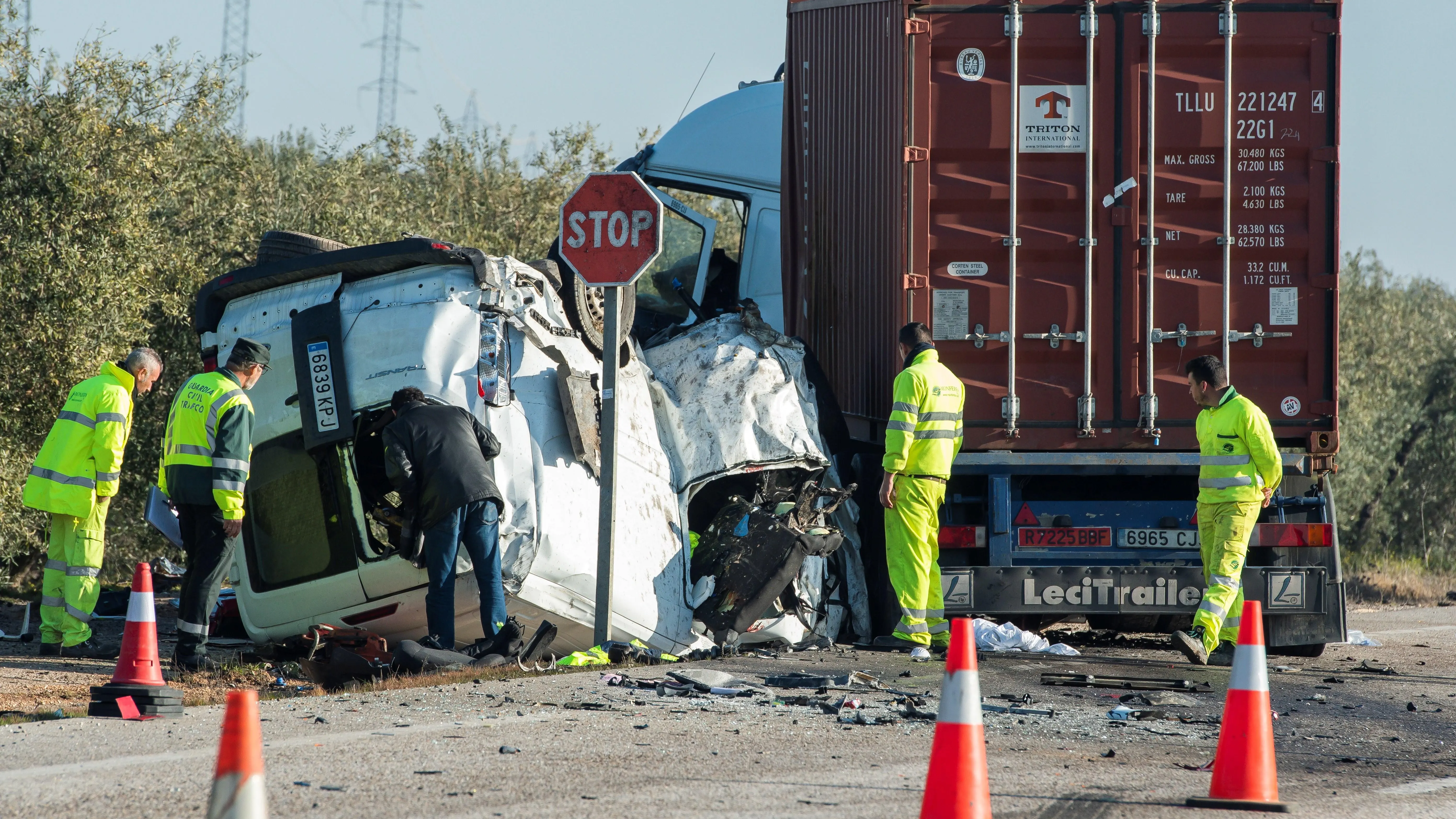 Vista del turismo siniestrado tras chocar con un camión en un accidente de tráfico en la carretera A-394 en Utrera (Sevilla)