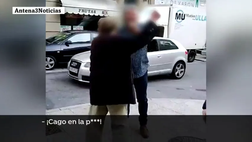 Insultan y agreden al anciano 'rayacoches' de Vigo: "Tenías que estar muerto, cabrón"