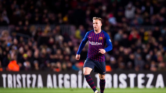 Arthur Melo controla un balón Arthur Melo controla un balón
