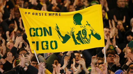 La afición francesa luce una pancarta en homenaje a Emiliano Sala La afición francesa luce una pancarta en homenaje a Emiliano Sala