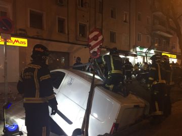 Bomberos intervienen para sacar a dos vehículos de un socavón en Madrid Bomberos intervienen para sacar a dos vehículos de un socavón en Madrid